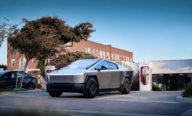 טסלה סייברטאק מחובר לעמדת טעינה סופר מהירה