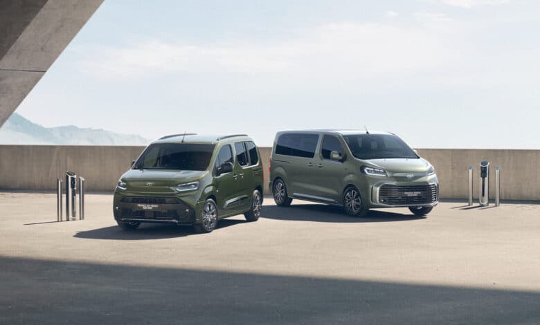 שני רכבים מסחריים חשמליים של טויטה