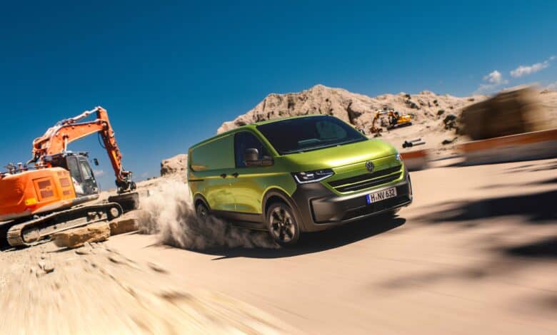 פולקסווגן טרנספורטר חשמלי בשטח עם מחפר מאחוריו