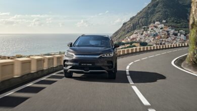 BYD טאנג החדש, מודל 2025 בנסיעה על כביש ליד חוף