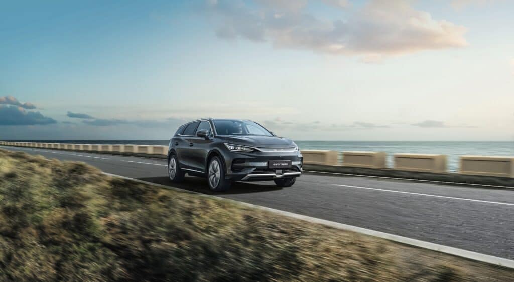 BYD טאנג חשמלי בנסיעה על כביש