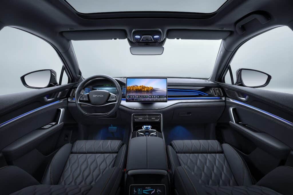 פנים הרכב, הדשבורד וסביבת הנהג ב-BYD טאנג