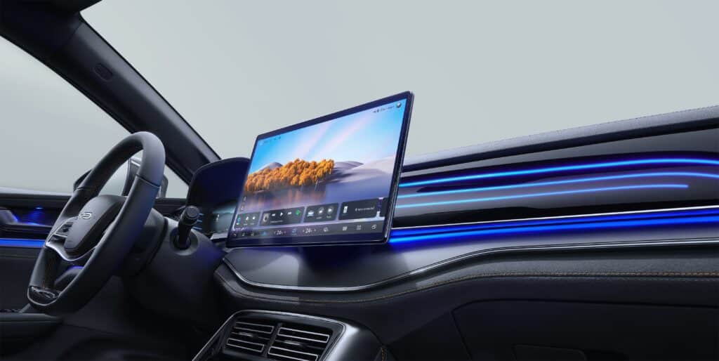 מסך מולטימדיה בגודל 15.6 אינטש במרכז הדשבורד של BYD טאנג