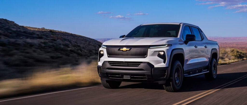 טנדר חשמלי מסוג שברולט סילברדו EV בנסיעה על כביש