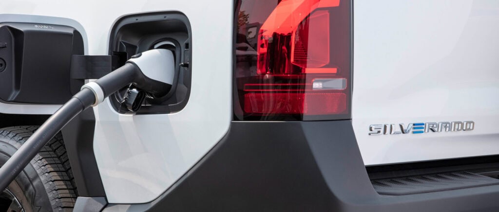 שקע הטעינה בטנדר החשמלי שברולט סילברדו EV