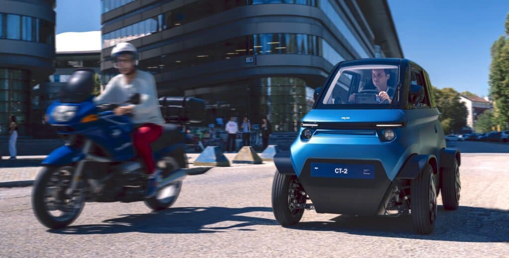 סיטי טרנספורמר CT-2 נוסע לצד אופנוע בעיר