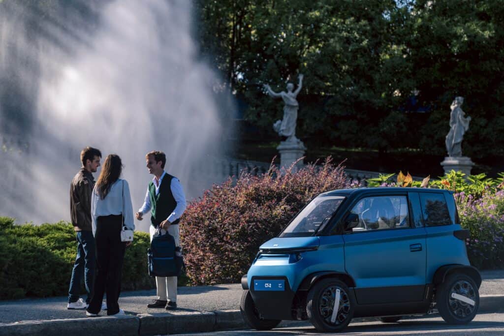 הסיטי טרנספורמר CT-2 בעיר לצד קבוצה של אנשים