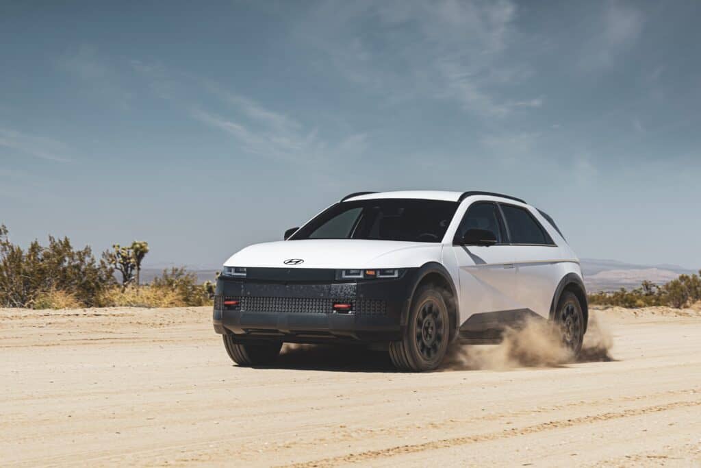 יונדאי איוניק 5 XRT בנסיעה מהירה בשטח