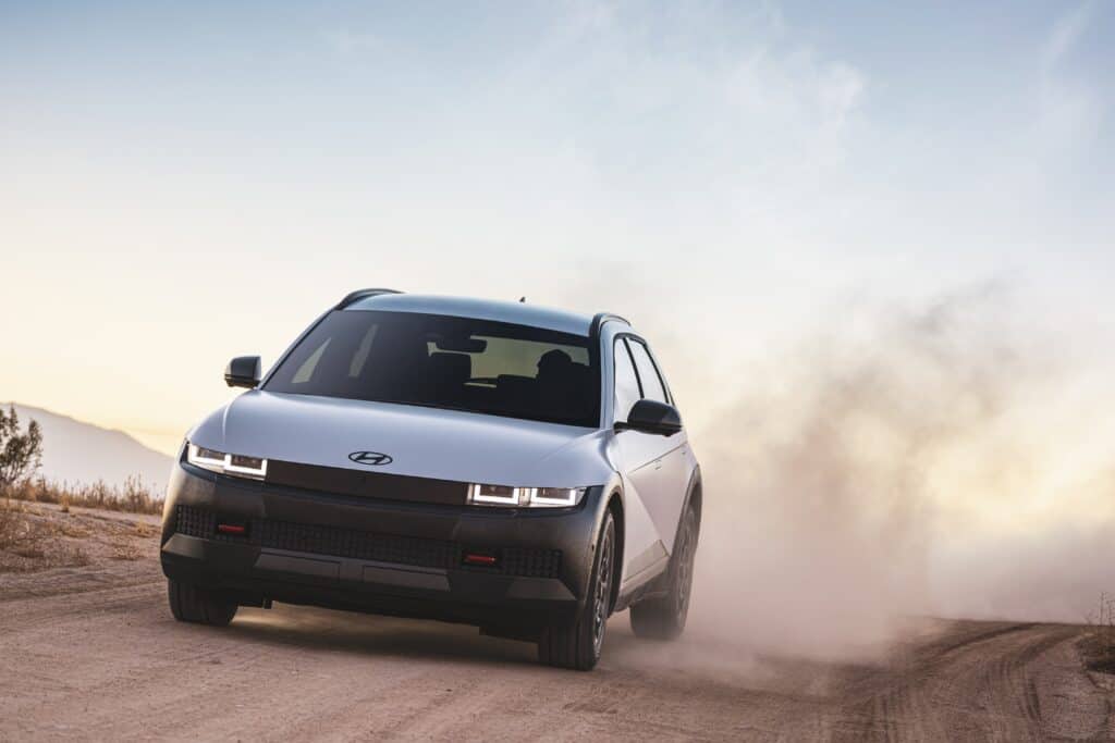 יונדאי איוניק 5 XRT בצבע לבן שחור בשטח