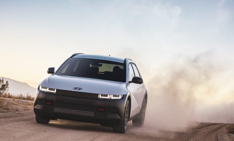 יונדאי איוניק 5 XRT בצבע לבן שחור בשטח