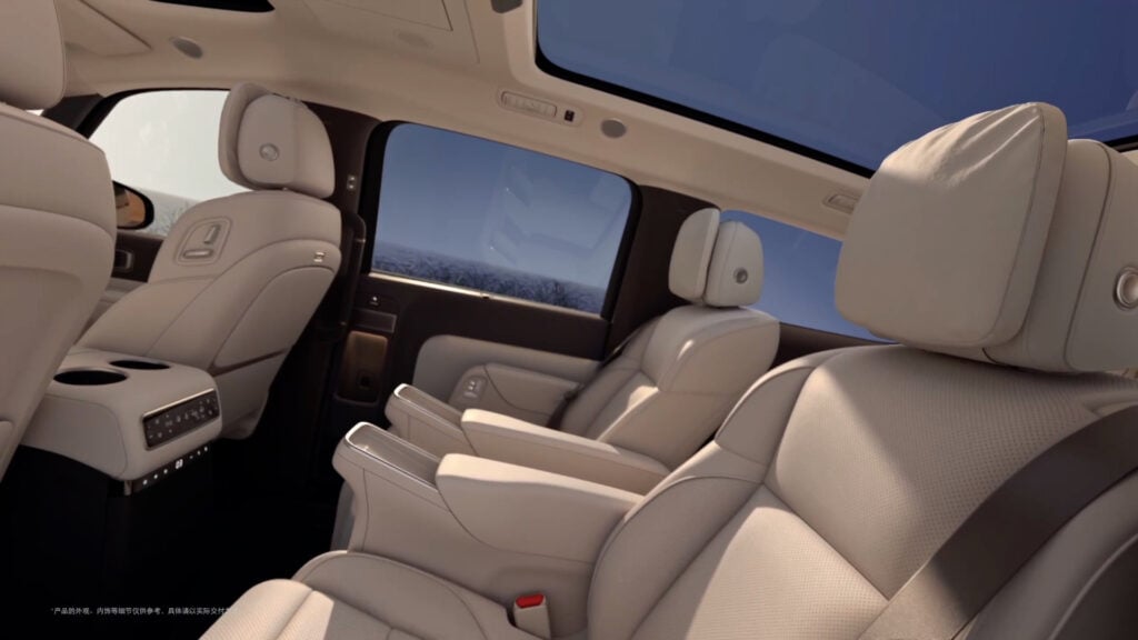 שורת המושבים השנייה בלי מגה