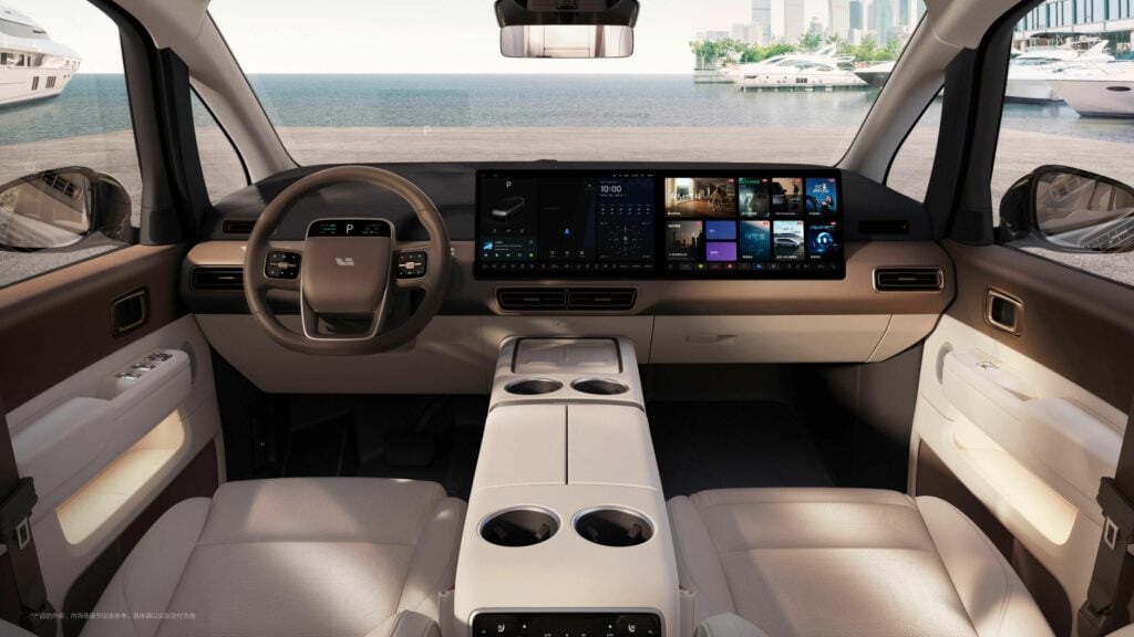 פנים הרכב וסביבת הנהג בלי מגה החשמלי