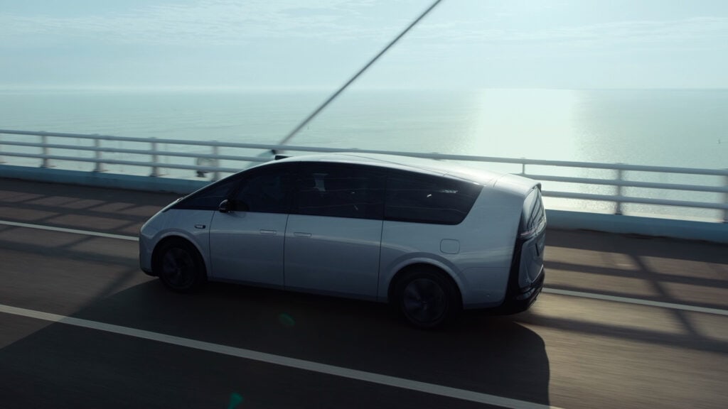 לי אוטו לי מגה מיניוואן חשמלי 7 מקומות בנסיעה על גשר