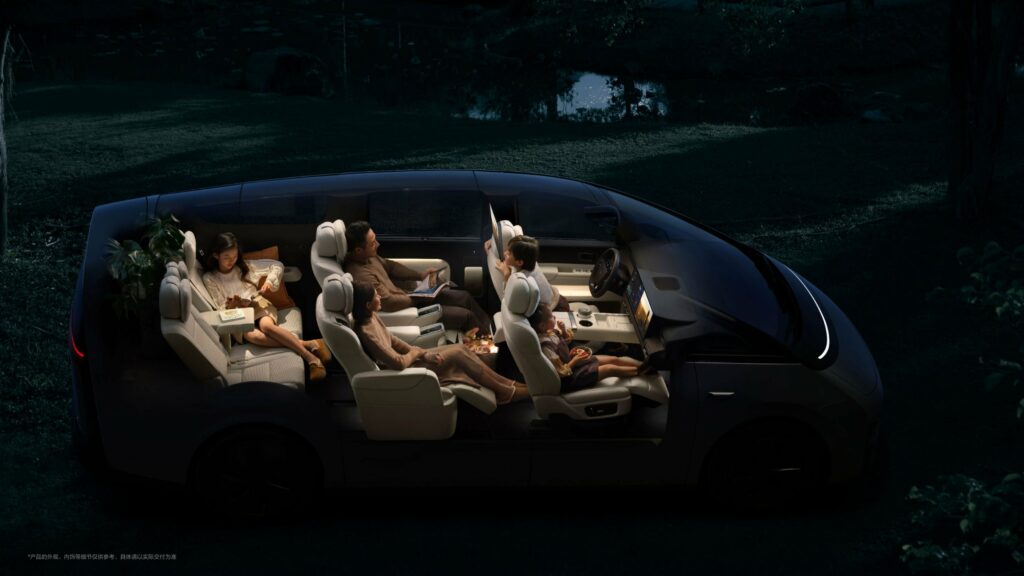 פנים הרכב ופריסת המושבים בלי מגה החשמלי