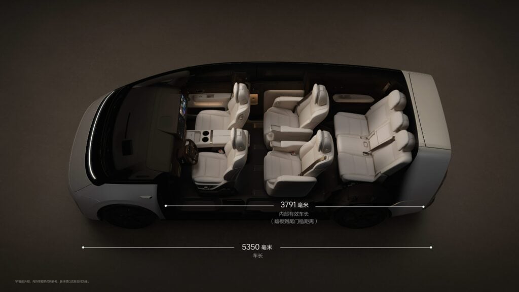 פנים הרכב ופריסת המושבים בלי מגה החשמלי