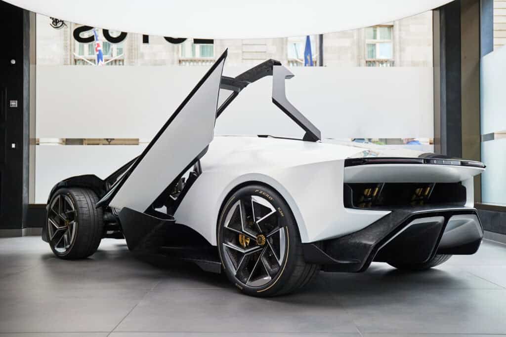 מבט אחורי על לוטוס תיאורי 1 בלונדון