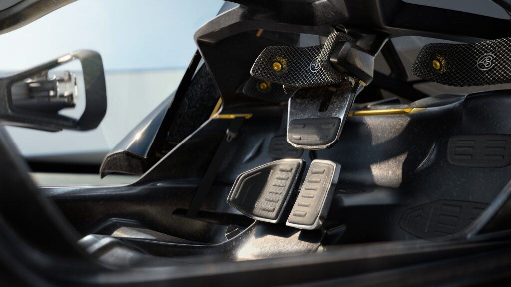 פנים הרכב והמושבים הקדמיים ברכב החשמלי לוטוס תיאורי 1