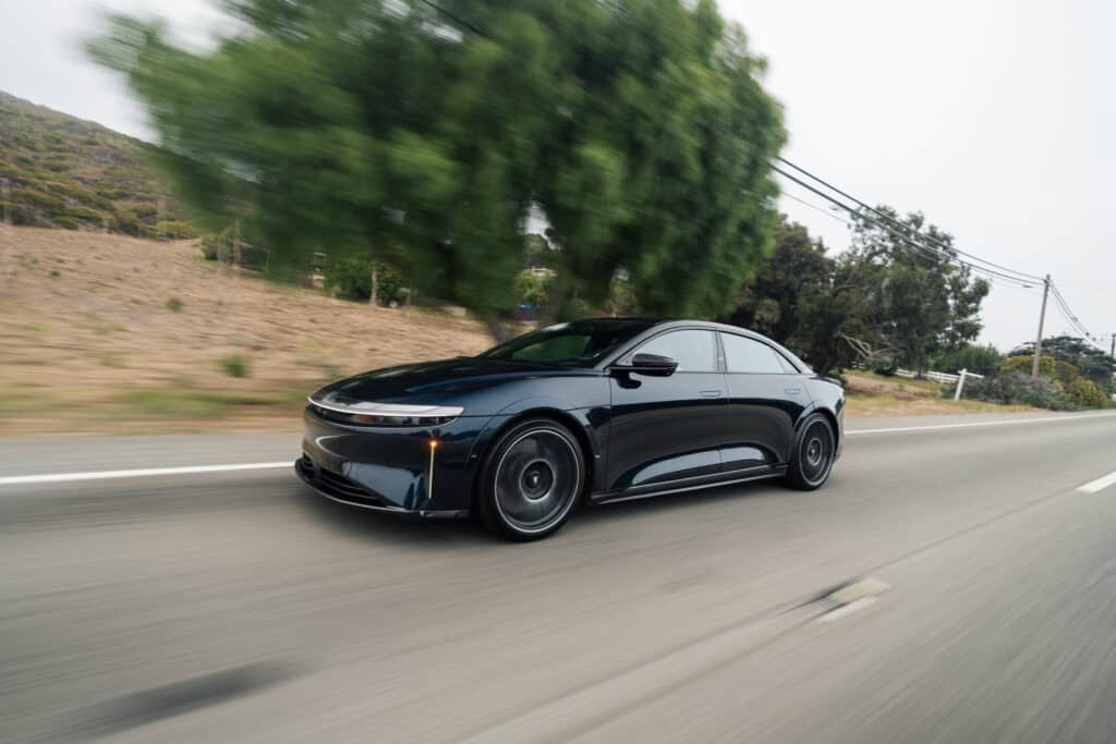 לוסיד אייר ספיר ממוגנת בצבע שחור בנסיעה על כביש