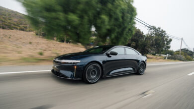 לוסיד אייר ספיר ממוגנת בצבע שחור בנסיעה על כביש