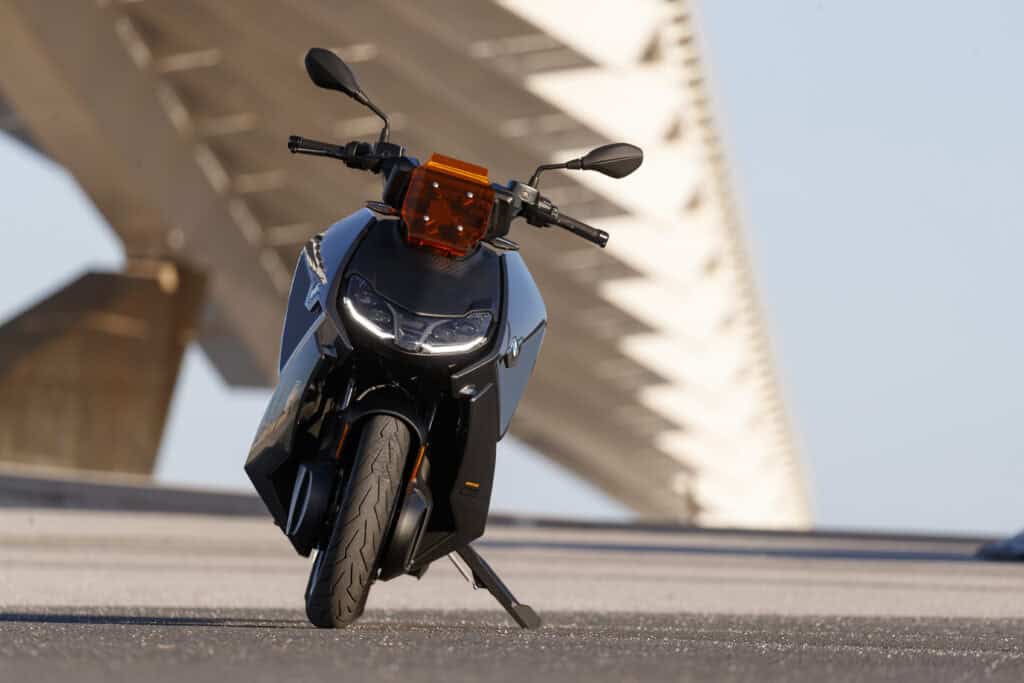 מבט קדמי על קטנוע חשמלי ב.מ.וו CE 04