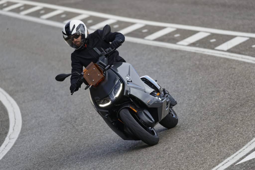 קטנוע חשמלי ב.מ.וו CE 04 בנסיעה על כביש