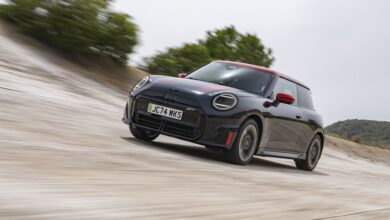 מיני קופר JCW חשמלית על המסלול