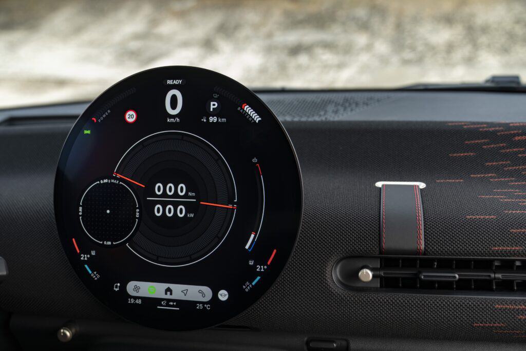 מסך התצוגה העגול והמגניב שבתא הנהג של מיני קופר JWC חשמלית