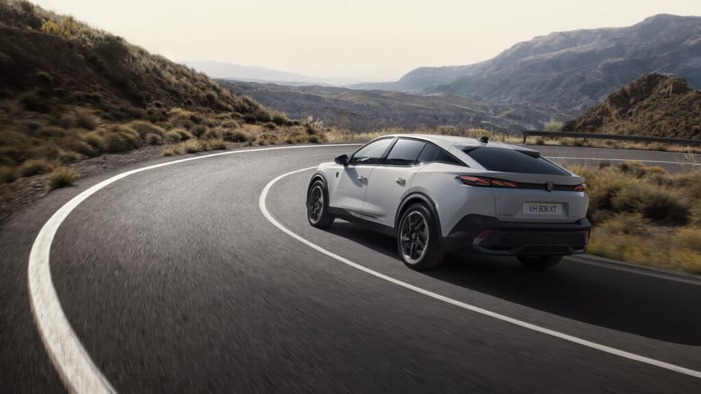 מבט אחורי על פיג׳ו e-408 בנסיעה