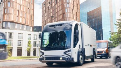 משאית חשמלית של חברת REE Automotive בנסיעה בעיר