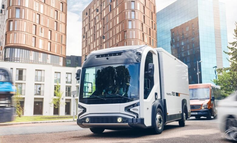 משאית חשמלית של חברת REE Automotive בנסיעה בעיר