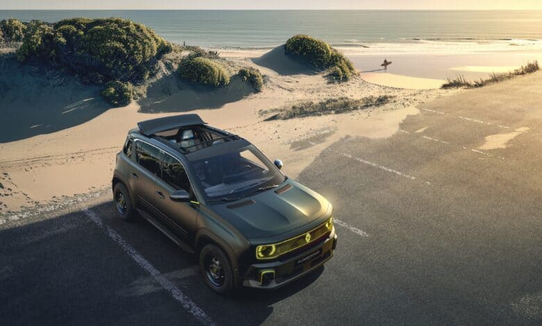 רנו 4 חונה בחניון בשטח עם גג פתוח