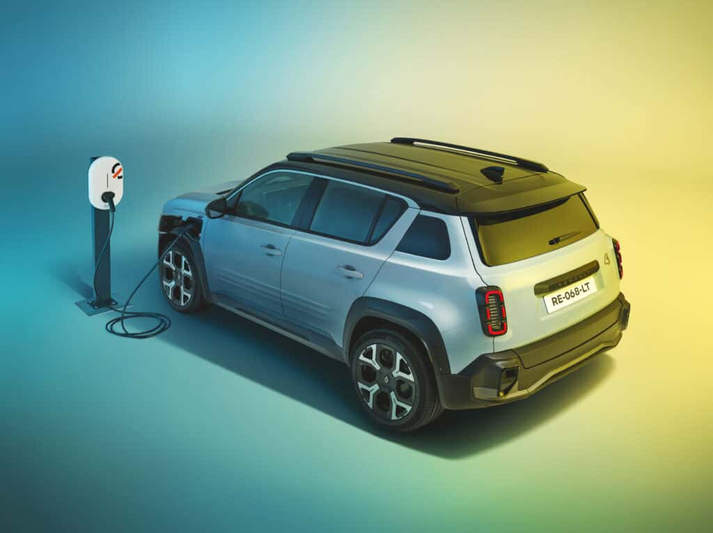 מבט אחורי על רנו 4 מחובר לעמדת טעינה לרכב חשמלי