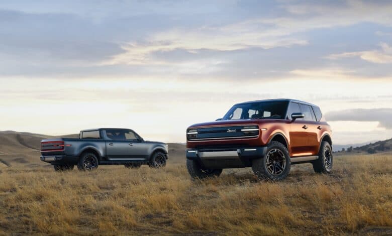 שני רכבי סקאוט חשמליים