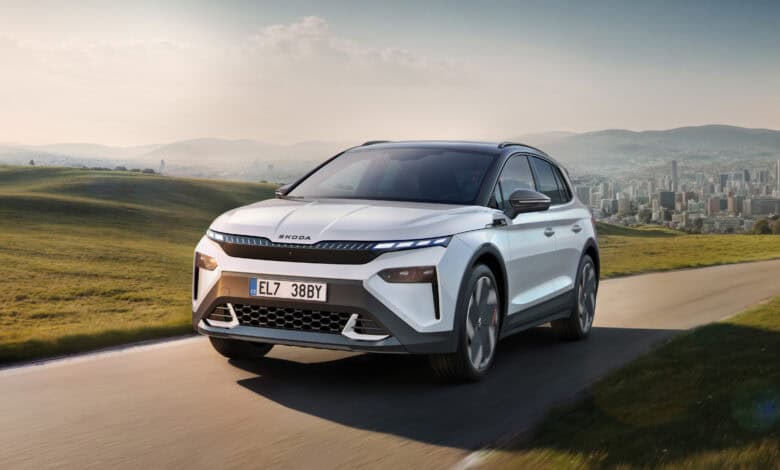 סקודה אלרוק 2025 בנסיעה על כביש