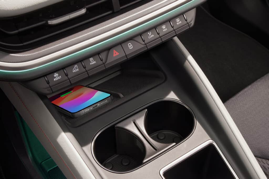 שני משטחי טעינה אלחוטיים בסקודה אלרוק