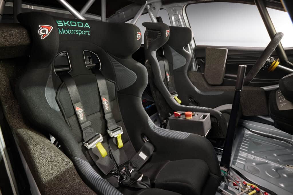 תא הנוסעים של סקודה אניאק RS Race עם הגה ספורטיבי, מושבי מרוץ, "כלוב" התהפכות, ובלם יד הדראולי