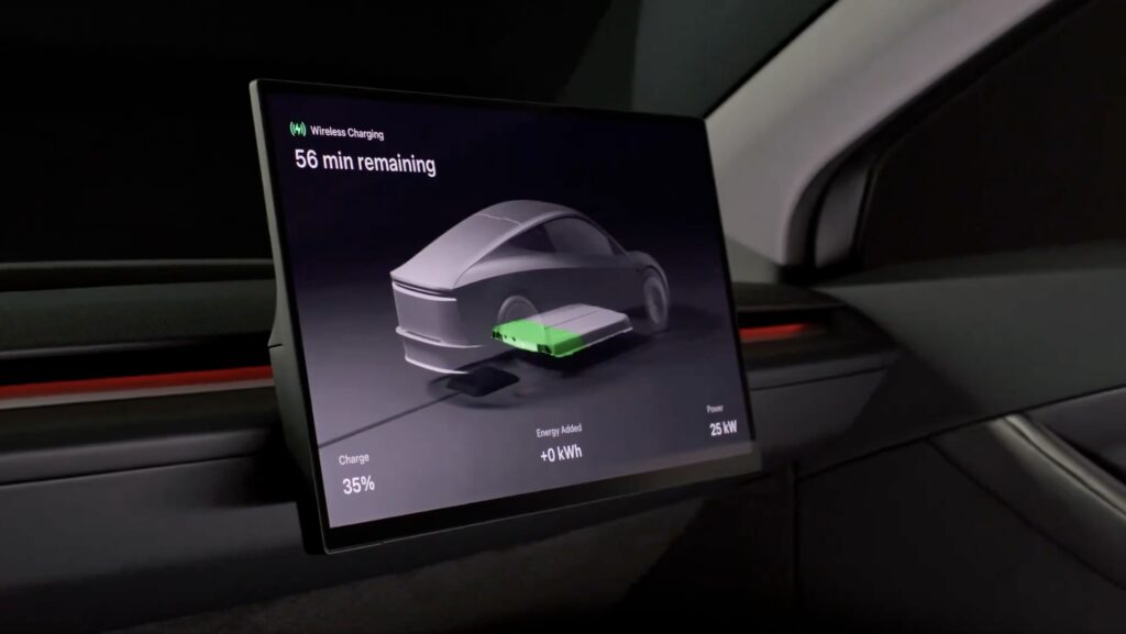 מסך המולטימדיה של טסלה סייברקאב מציג הספק טעינה של 25 קילוואט בזמן טעינה אלחוטית של הרכב