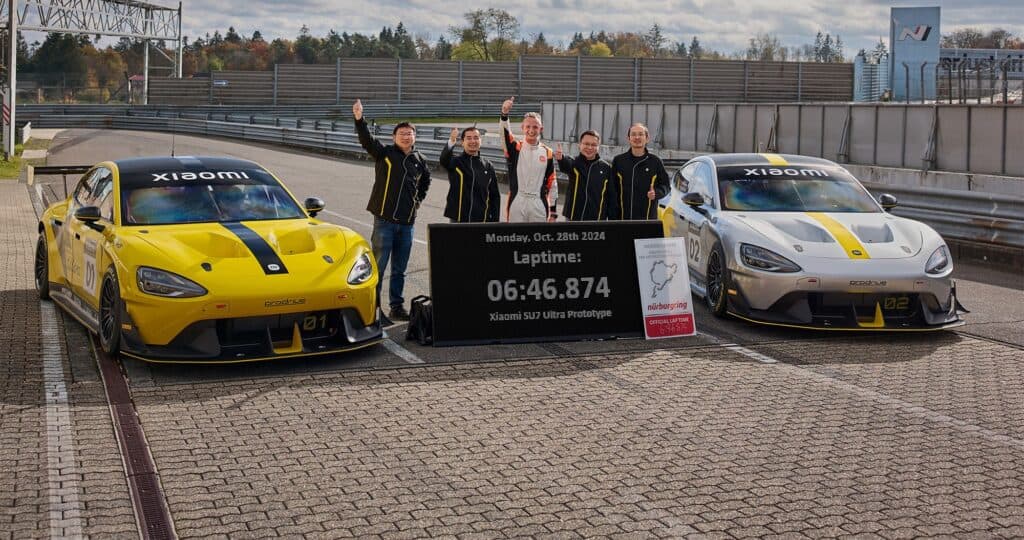 הצוות של שיאומי חוגג את ההישג של ה-SU7