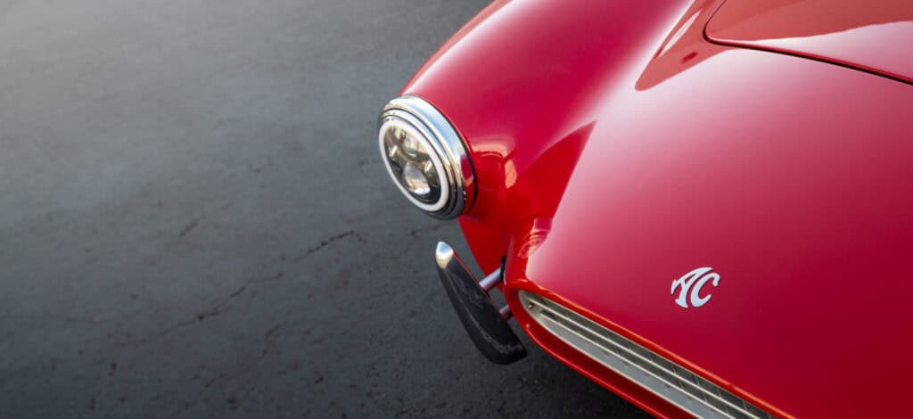 קדמת הרכב AC Ace Classic EV בצבע אדום עם פנס מעוגל