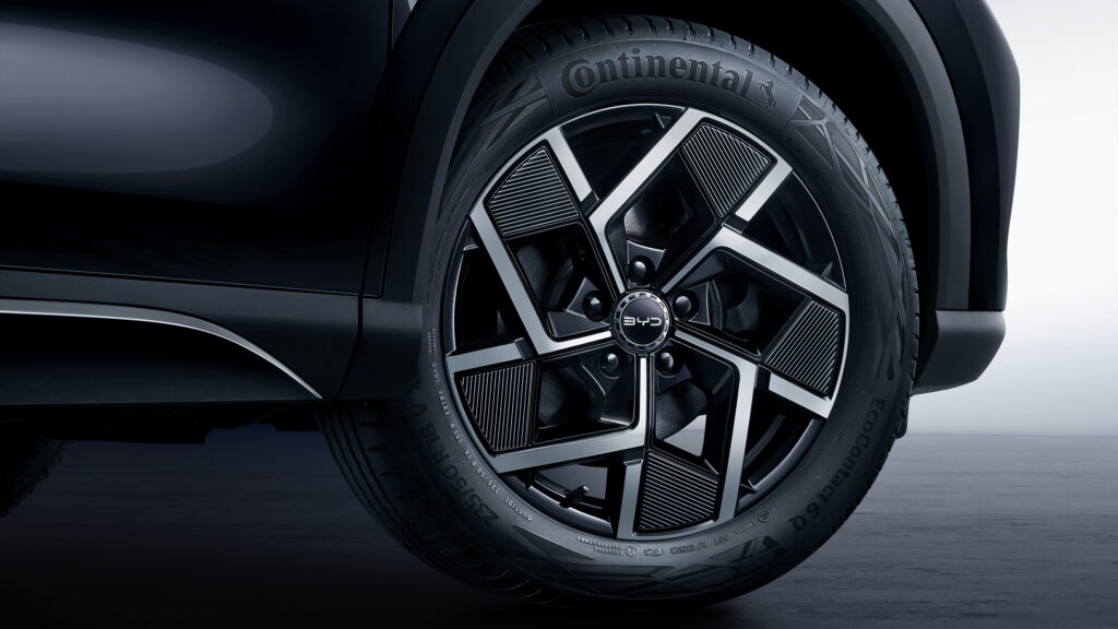 BYD אטו 3 בצבע שחור מודל 2025