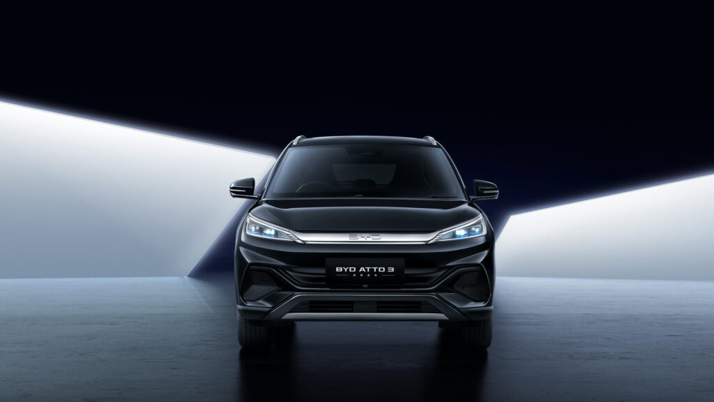 BYD אטו 3 בצבע שחור מודל 2025