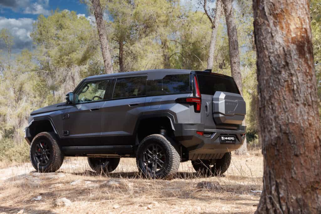 מבט צד על רכב השטח M-HERO של דונגפנג