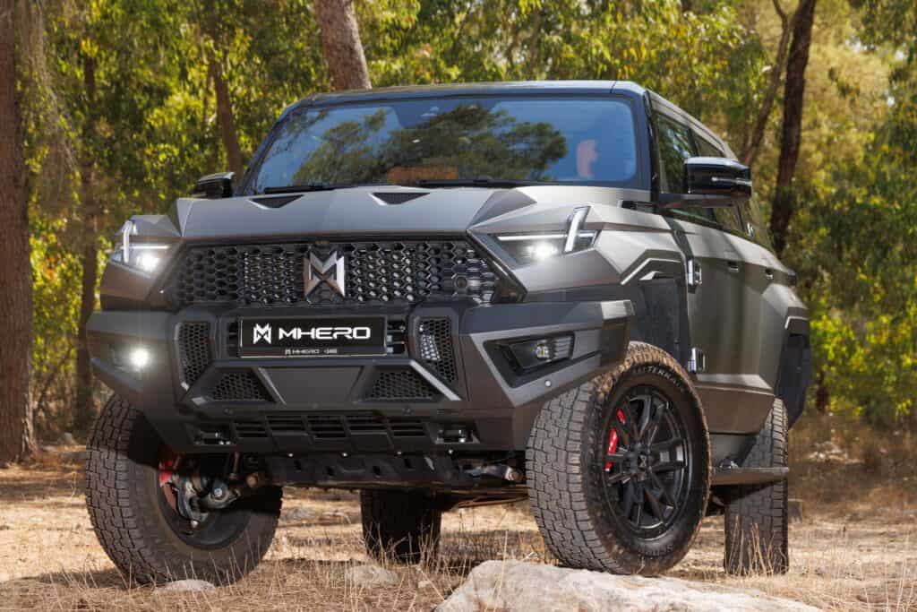 רכב השטח M-HERO של דונגפנג בעמידה
