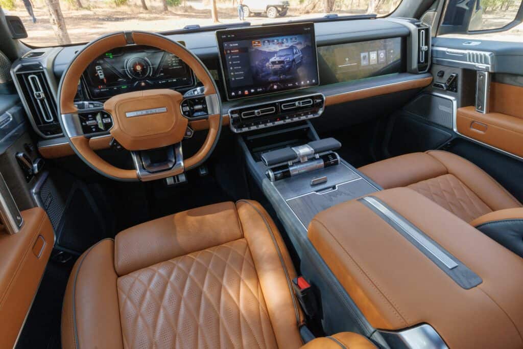 פנים הרכב וסביבת הנהג ברכב השטח M-HERO החשמלי