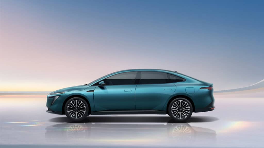 מבט צד על ניסאן N7 EV