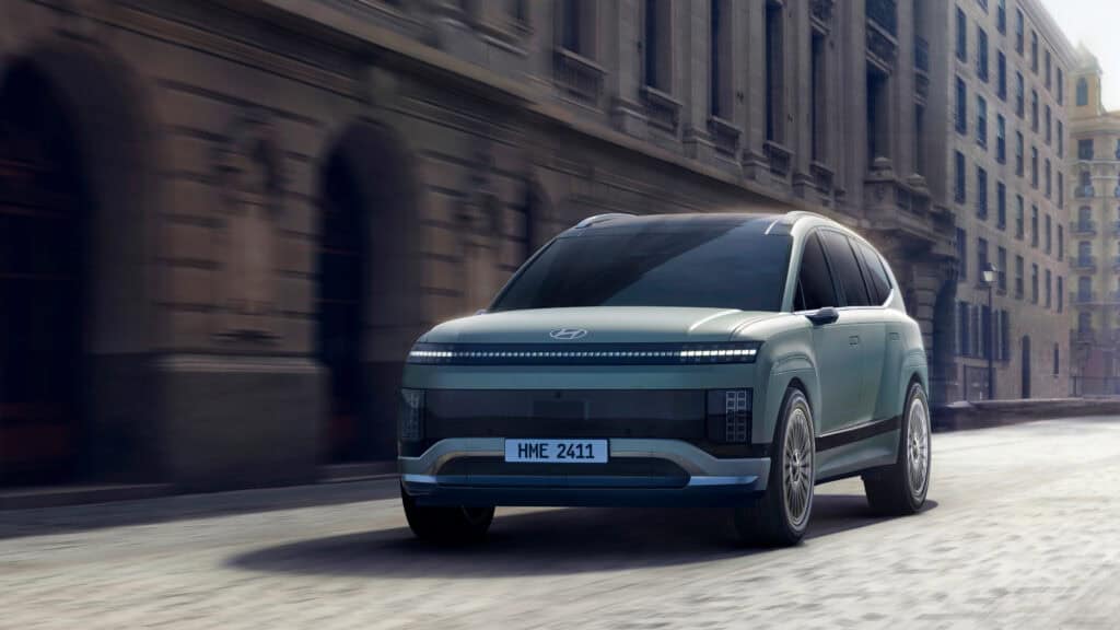 מבט קדמי על יונדאי איוניק 9 בנסיעה בעיר