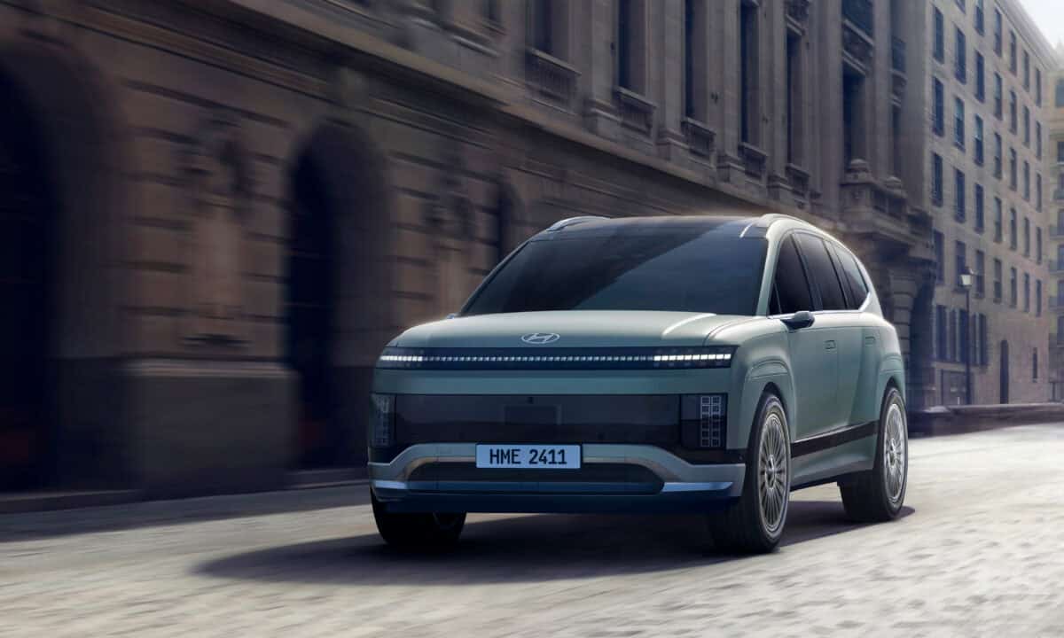 מבט קדמי על יונדאי איוניק 9 בנסיעה בעיר