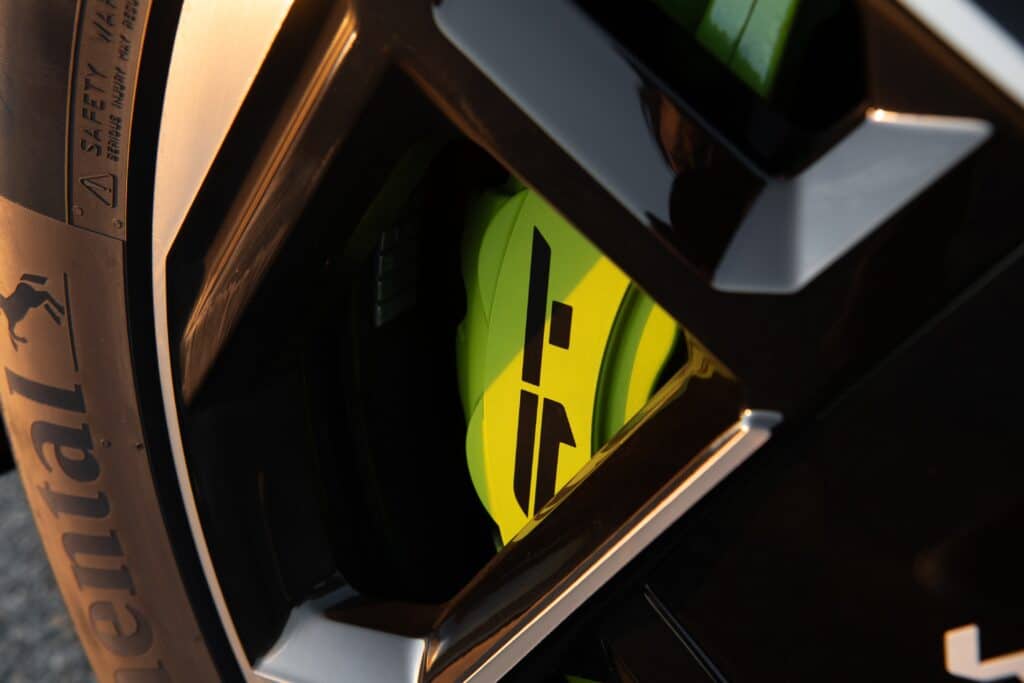 הבלם הקדמי של קיה EV9 GT בצבע ירוק זוהר עם הלוגו של GT