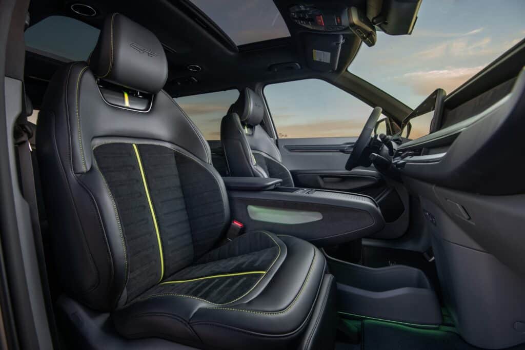 פנים הרכב וסביבת הנהג של קיה EV9 GT החשמלית