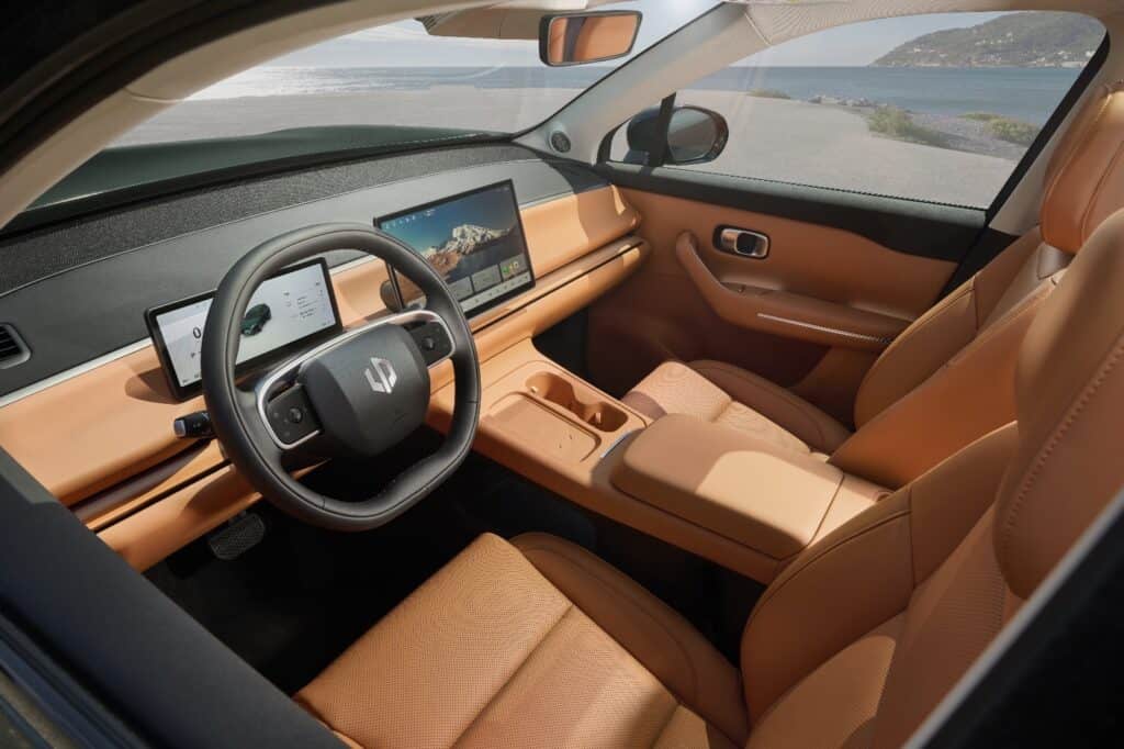 פנים הרכב וסביבת הנהג של ליפמוטור C10